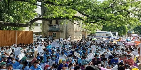 சென்னை: பணிநிரந்தரம் கோரி செவிலியர்கள் நள்ளிரவு வரை போராட்டம் - குண்டுக்கட்டாக வெளியேற்றம்