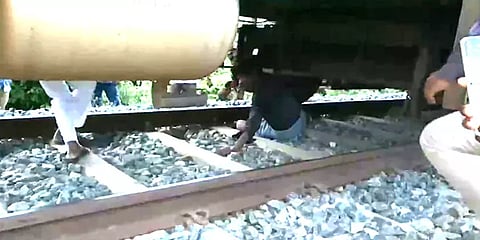 கோவை: ரயிலுக்கு அடியில் படுத்திருந்த போதை நபரால் துடியலூர் ரயில் நிலையத்தில் பரபரப்பு