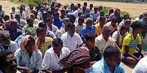 திருச்சி: கொள்ளிடம் ஆற்றில் மாட்டு வண்டித் தொழிலாளர்கள் 200-க்கும் மேற்பட்டோர் போராட்டம்