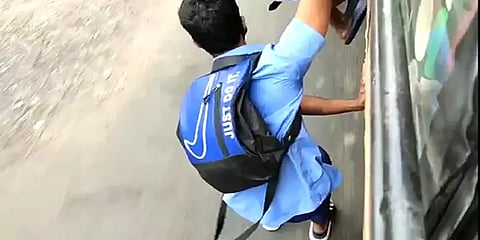 சென்னை: மாநகர பேருந்துகளில் ஆபத்தை உணராமல் சாகச பயணம் செய்யும் பள்ளி மாணவர்கள்