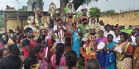 காஞ்சிபுரம்: தெருக்கூத்து கலைஞர்களுடன் சென்று பிரசாரம் செய்த அதிமுக வேட்பாளர்