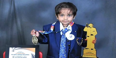 கொடைக்கானல்: தாத்தா அப்பாவை பார்த்து அதேபோல் உடற்பயிற்சி செய்து அசத்தும் 4 வயது சிறுமி