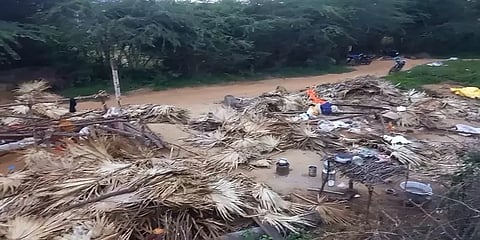 இருளர் இன மக்களின் குடிசைகளைப் பிரித்தெறிந்த அதிகாரிகள்