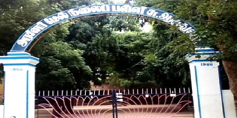 பெரம்பலூர்: பள்ளிக்கு தாமதமாக வந்த மாணவர்களை பிரம்பால் அடித்த தலைமை ஆசிரியை