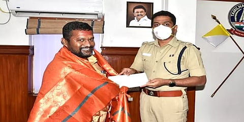 சேலம்: வழிப்பறி கொள்ளையர்களை விரட்டிப் பிடித்த மாற்றத்திறனாளி ஆட்டோ ஓட்டுநருக்கு பாராட்டு