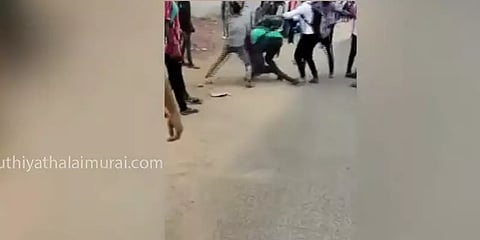 நெல்லை: சரமாரியாக தாக்கிக்கொண்ட மாணவர்கள் -டிசியை கொடுத்து வழியனுப்பிய பள்ளி நிர்வாகம்