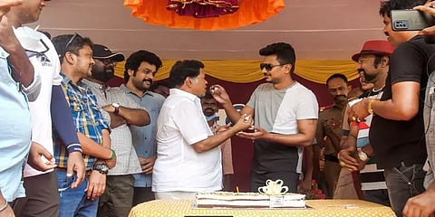 நடிகர் மயில்சாமி பிறந்தநாள்: படக்குழுவினருக்கு பிரியாணி வழங்கி கொண்டாடிய உதயநிதி ஸ்டாலின்