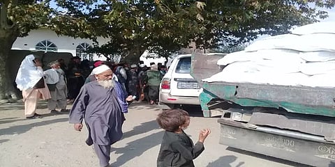 பட்டினியில் தவிக்கும் ஆப்கானியர்களுக்கு உதவி: 2 லாரிகளில் சென்ற மளிகைப் பொருட்கள்