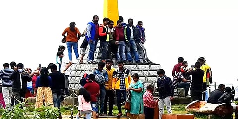 வார விடுமுறை நாளான இன்று கொடைகானலில் குவிந்த சுற்றுலா பயணிகள்