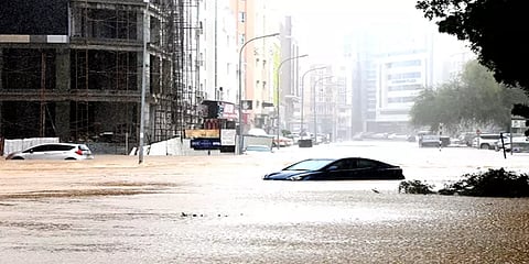 ஷாஹீன் புயல்: ஓமன் நாட்டில் பெய்யும் பலத்த மழையால் இயல்பு வாழ்க்கை பாதிப்பு