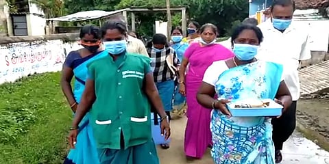 வந்தவாசி: பாட்டுபாடி தடுப்பூசி போட அழைத்த மருத்துவ பணியாளர்கள்