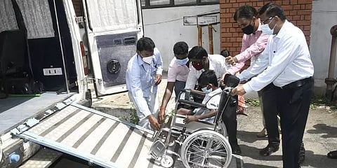 உடனடி குறைதீர்ப்பு மூலம் மாற்றுதிறனாளி குடும்பத்தினரை நெகிழ்ச்சியாக்கிய சேலம் ஆட்சியர்