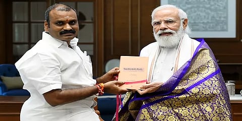 பிரதமர் மோடியுடன் எல்.முருகன் சந்திப்பு - திருக்குறள் புத்தகம் பரிசளிப்பு