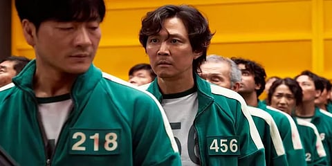 சமூகத்தின் கண்ணாடி மீது உயிரைப் பணயம் வைக்கும் ஆட்டங்கள் - Squid Game பேசும் அரசியல்!