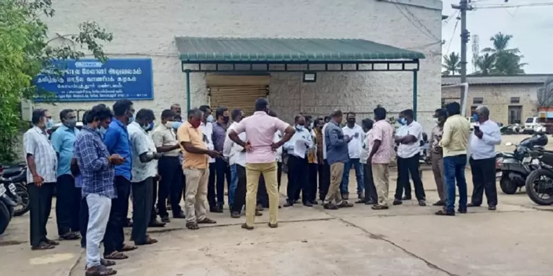 கோவை: டாஸ்மாக் ஊழியர் கொலை; 800+ டாஸ்மாக் கடைகளை மூடி பணியாளர்கள் ஆர்ப்பாட்டம்