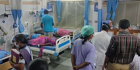 திருச்செங்கோடு: இரவு நேர மழையால் அடுத்தடுத்து ஏற்பட்ட விபத்துகள் - 20 பேர் காயம்