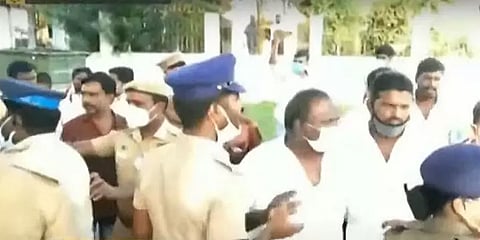 ராணிப்பேட்டை: வாக்குச்சாவடி மையத்துக்கு வெளியே திமுக அதிமுக பிரமுகர்கள் கடும் வாக்குவாதம்