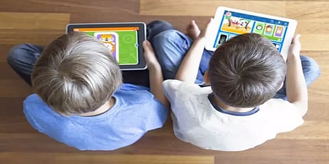 ஸ்மார்ட் போனில் மூழ்கும் சிறுவர்களுக்கு எழும் மனநல சிக்கல்கள் - எச்சரிக்கும் மருத்துவர்கள்