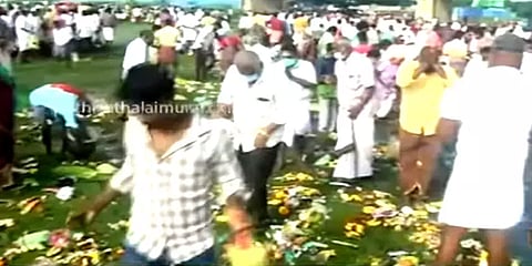 மகாளய அமாவாசை: முன்னோர்களுக்கு திதி கொடுக்க ஆற்றங்கரையில் குவிந்த மக்கள்