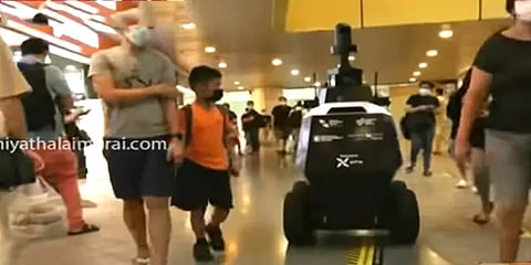 சிங்கப்பூர்: தவறான செயல்களில் ஈடுபடுபவர்களை கண்காணிக்கும் ரோபோக்கள்