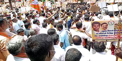 வாரம் முழுவதும் கோயில்களை திறக்க வலியுறுத்தி தமிழகம் முழுவதும் பாஜகவினர் ஆர்ப்பாட்டம்