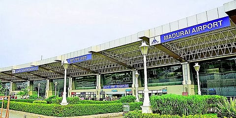மலக்குடலில் மறைத்துவைத்து துபாயிலிருந்து மதுரைக்கு தங்கம் கடத்திய இருவர் கைது