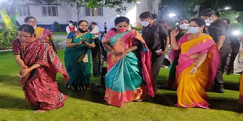 தெலங்கானா பாரம்பரிய நடனமாடிய ஆளுநர் தமிழிசை சௌந்தரராஜன்