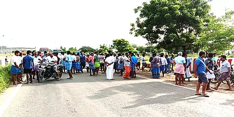 பெரம்பலூர்: சாமி சிலைகளை சேதப்படுத்தியதாக பொதுமக்கள் சாலை மறியல்