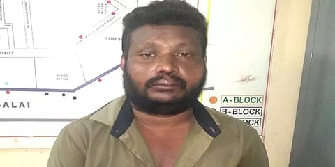 பேருந்தில் செல்லும் பயணிகளிடம் நூதன முறையில் செல்போன் திருட்டில் ஈடுபட்ட 2 பேர் கைது