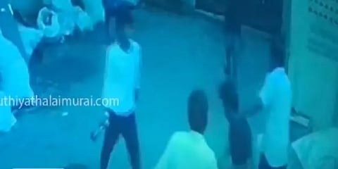 மதுபோதையில் பீர் பாட்டிலால் இளைஞரை தாக்கிய ரவுடிகள்: பதைபதைக்க வைக்கும் சிசிடிவி காட்சிகள்