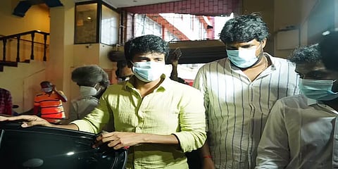 தியேட்டரில் வெளியானது சிவகார்த்திகேயனின் ‘டாக்டர்’ திரைப்படம் - நெட்டிசன்கள் சொல்வதென்ன?