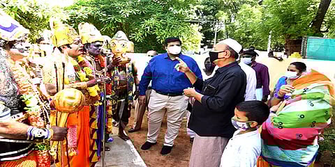 தடுப்பூசி: கடவுள் வேடமணிந்து வீடு வீடாகச் சென்று விழிப்புணர்வை ஏற்படுத்திய நாடக நடிகர்கள்