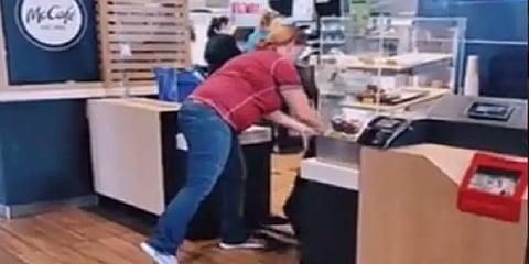 அமெரிக்கா: காஃபி வர தாமதமானதால் ஆத்திரமடைந்த பெண் - இணையத்தில் வைரலாகும் வீடியோ