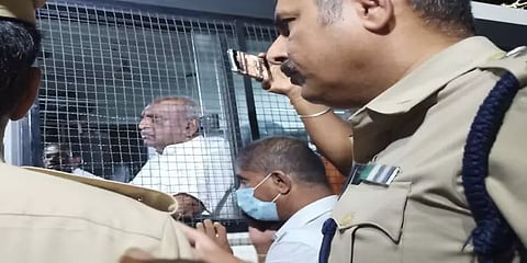 பாஜக பிரமுகரை தாக்கிய திமுக எம்.பி.யை கைது செய்யக்கோரி தர்ணா - பொன்.ராதாகிருஷ்ணன் கைது