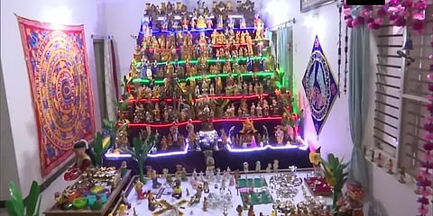 மைசூரு தசரா விழா: 10,000 கொலு பொம்மைகளால் அலங்கரிக்கப்பட்ட வீடு