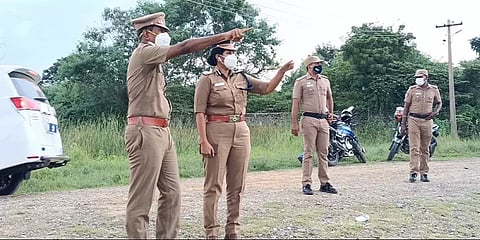 ஏரிக்குள் துப்பாக்கியுடன் பதுங்கி இருக்கும் வழிப்பறி கொள்ளைர்களை பிடிக்க போலீஸார் தீவிரம்