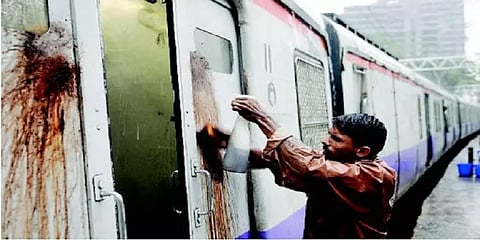 புகையிலை எச்சில் கறையை நீக்க ஆண்டுக்கு ரூ.1,200 கோடி செலவழிக்கும் இந்திய ரயில்வே