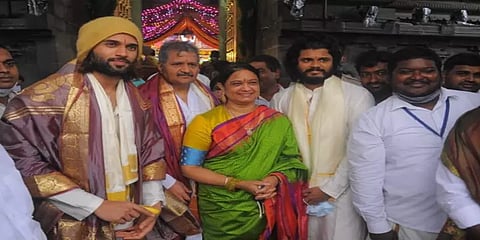 அமெரிக்கா செல்வதற்குமுன் திருப்பதி கோவிலில் வழிபட்ட நடிகர் விஜய் தேவரகொண்டா