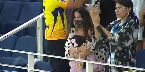 ஃபார்முக்கு திரும்பிய தோனி: மகளை கட்டியணைத்து கண்கலங்கிய மனைவி சாக்ஷி