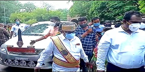 கணவரின் மரணத்தில் சந்தேகம்: மதுரை ஆட்சியரின் வாகனத்தின் முன்பாக தீக்குளிக்க முயன்ற பெண்