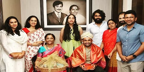 பாரா ஒலிம்பிக்கில் பங்கேற்ற வீரரை வீட்டிற்கு அழைத்து பாராட்டிய நடிகர் புனித் ராஜ்குமார்