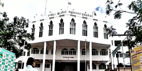 “அதிகாரிகள் உல்லாசத்திற்கு அழைக்கிறார்கள்” : ஆட்சியர் அலுவலகத்தில் தீக்குளிக்க முயன்ற பெண்