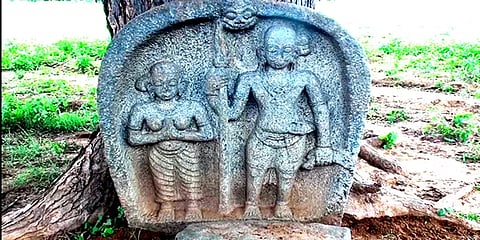 மதுரை: உசிலம்பட்டியில் கண்டறியப்பட்ட வளரி ஆயுதத்துடன் இருக்கும் வீரனின் நடுகல்