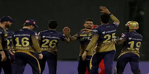 ஆர்சிபி பேட்ஸ்மேன்களை கூண்டோடு காலி செய்த ’நரைன்’ - கொல்கத்தா அணிக்கு 139 ரன்கள் இலக்கு