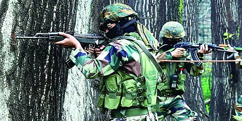 காஷ்மீரில் பயங்கரவாதிகளுடன் மோதல்: 5 பாதுகாப்புப் படையினர் வீரமரணம்