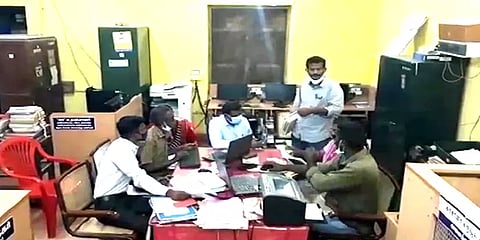 தஞ்சை: லஞ்சம் வாங்கியபோது கையும் களவுமாக பிடிபட்ட ஊராட்சி ஒன்றிய துணை ஆணையர்