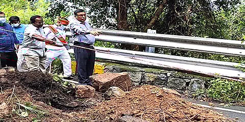தொடர் மழையால் ஏற்காடு மலைப்பாதையில் மண் சரிவு: பணிகளை ஆய்வு செய்த மாவட்ட ஆட்சியர்