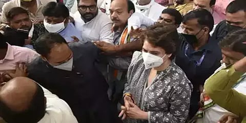 உபி: உயிரிழந்த விவசாயிகளுக்கு இறுதி அஞ்சலி செலுத்த வந்த பிரியங்கா காந்தி தடுத்து நிறுத்தம்