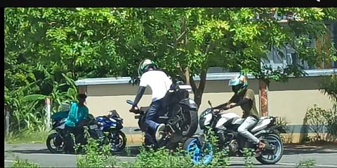 பெரம்பலூர்: ஆட்சியர் அலுவலக சாலையில் பைக்வீலிங் செய்த இளைஞர்கள்