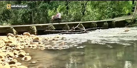 பெற்றோர் ஒரு கரையில், மாணாக்கர்கள் மறு கரையில் - பழங்குடி கிராம மக்களின் அவல நிலை